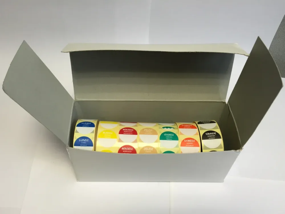 Expédition Rapide Boîte de 7x1000 étiquettes 7 jours papier Ø 2,4 cm Non repositionnable Décollable Avery (7000 pièces)