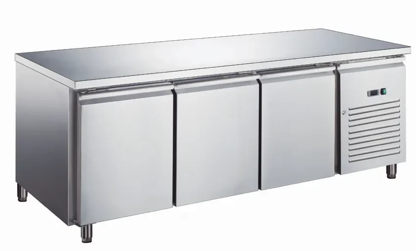 Bon Plan Table réfrigérée sans dosseret inox positive avec évaporateur ventilé 3 portes 580 litres