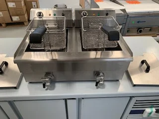 Dernier Modèle FRITEUSE ÉLECTRIQUE AVEC VANNE DE VIDANGE 2 X 13 LITRE