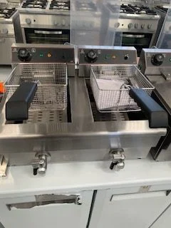 Offre Du Jour FRITEUSE ÉLECTRIQUE AVEC VANNE DE VIDANGE 2 X 10 LITRE