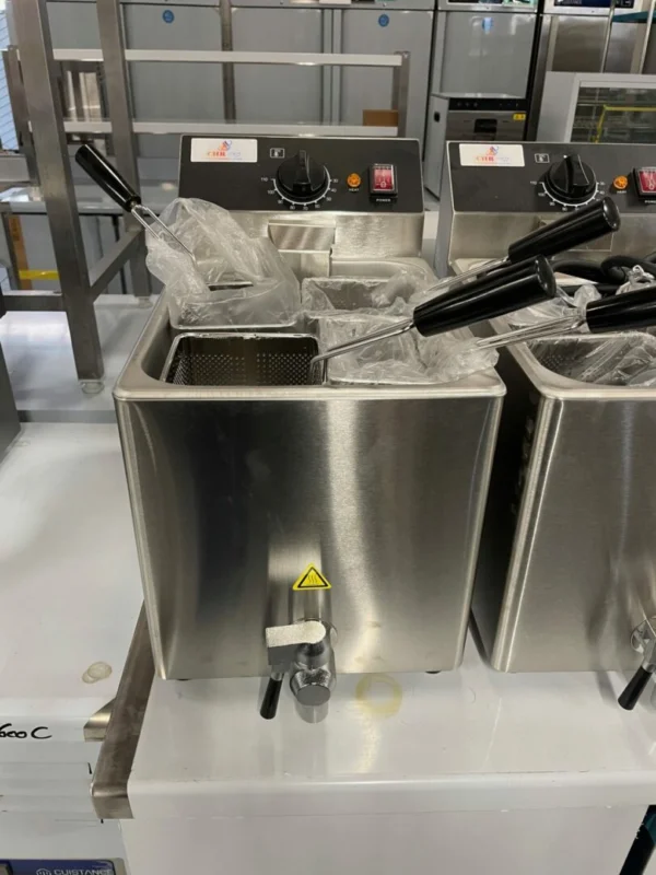 Expédié Aujourd’hui Cuiseur à pâtes – 8 litres – 3,25 kW – avec robinet de vidange – incl. 4 paniers
